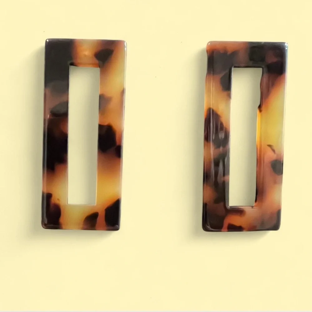 Tortoise Shell Rectangular Earrings - Picture 6 of 6